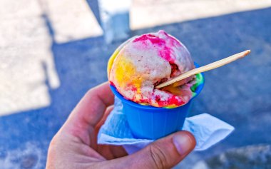 Playa del Carmen Quintana Roo Meksika 'da elinde renkli meyve dondurması.