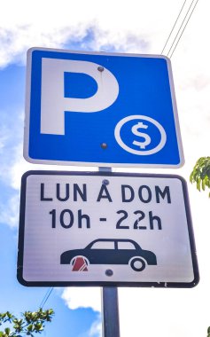 Playa del Carmen Quintana Roo Meksika 'da park yeri ödeme talebi için trafik işareti.