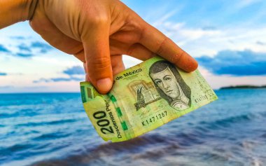 Playa del Carmen Quintana Roo Meksika sahilinde elinde 200 Meksika pezosu.