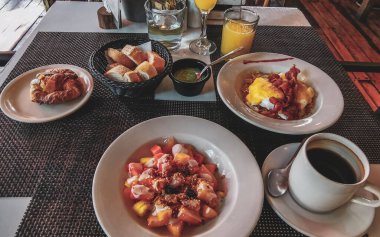 Meksika kahvaltısı omlet ve kızarmış ekmek dilimleri ve meyveler Playa del Carmen Quintana Roo Meksika 'da beyaz tabakta.