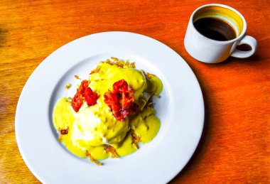 Playa del Carmen Quintana Roo Mexico 'da omlet ve kızarmış ekmek dilimleri ile Meksika kahvaltısı..