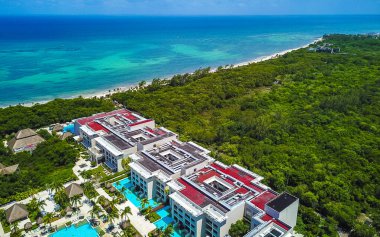 Playa del Carmen Quintana Roo Mexico 01. Temmuz 2024 Mercan resifi deniz manzarası ve Otel Paradisus 'un turkuaz yeşil ve mavi suyuyla Karayip plajı manzarası.