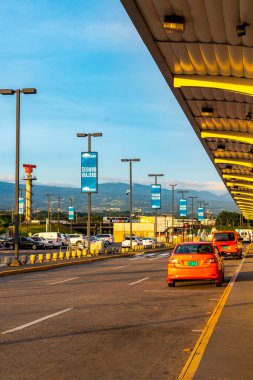 Juan Santamaria Uluslararası Havalimanı San Jose, Orta Amerika 'da Rio Segundo Alajuela Kosta Rika' da sokak yol ulaşımı ve dağlar.