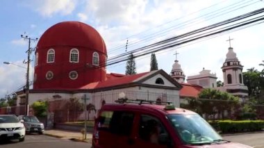 Alajuela Eyaleti Alajuela Kosta Rika 05. Şubat 2021 Alajuela Katedrali Orta Amerika 'da Alajuela Kosta Rika' da Central Park 'taki beyaz kilise katedrali.