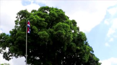 Orta Amerika Alajuela Kosta Rika 'da mavi gökyüzü geçmişine sahip Kosta Rika bayrağı.