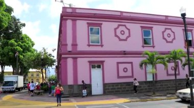 Trafik kaldırımları olan tipik cadde araba mağazaları ve Orta Amerika Alajuela Kosta Rika 'daki insanlar.