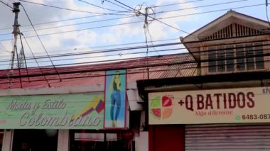 Şehir çatıları Orta Amerika 'da Alajuela Kosta Rika' da vitrinler açıyor..