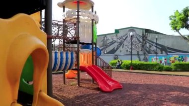 Orta Amerika 'da Alajuela Kosta Rika' daki şehir parkında çocuk parkı.