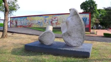 Orta Amerika 'daki Alajuela Kosta Rika Central Park' ındaki sanat taşı anıtı heykeli ve heykeli.