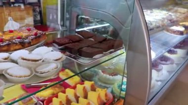 Orta Amerika 'da Alajuela Kosta Rika' da bir pastanede renkli pastalar ve kurabiyeler..