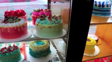 Orta Amerika 'da Alajuela Kosta Rika' da bir pastanede renkli pastalar ve kurabiyeler..