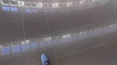 Orta Amerika 'da Rio Segundo Alajuela Kosta Rika' da Juan Santamaria Uluslararası Havalimanı San Jose koridorunda yürüyor..