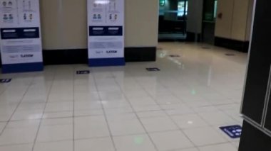 Orta Amerika 'da Rio Segundo Alajuela Kosta Rika' da Juan Santamaria Uluslararası Havalimanı San Jose koridorunda yürüyor..