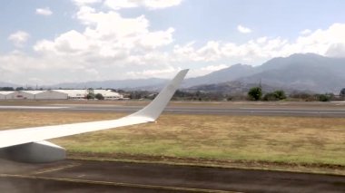 Uçak, Orta Amerika 'da Rio Segundo Alajuela Kosta Rika' daki bir uçaktan gökyüzü ve dağ manzaralı havaalanına inmeye başlıyor..