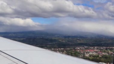 Havaalanı pisti ve şehir dağları Orta Amerika 'da Rio Segundo Alajuela Kosta Rika uçağından manzaralı.