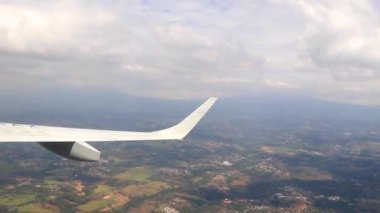 Havaalanı pisti ve şehir dağları Orta Amerika 'da Rio Segundo Alajuela Kosta Rika uçağından manzaralı.