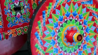 Orta Amerika 'da Rio Segundo Alajuela Kosta Rika' da saman taşımak için renkli eski Kosta Rika el arabası römorku.