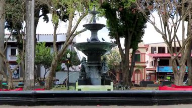 Orta Amerika 'da Alajuela Kosta Rika' da heykelleri ve fıskiyeleri olan güzel tropik Central Park.