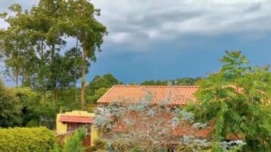 Orman ağaçları, bulutlar ve Orta Amerika 'daki San Jos ve Heredia Kosta Rika' nın doğasıyla güzel bir dağ manzarası ve şehir manzarası..