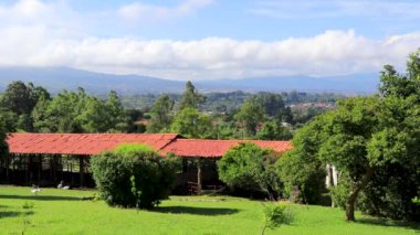 Güzel dağ manzarası ve çiftlik evi manzarası orman ağaçları bulutları ve Orta Amerika 'daki San Jo ve Heredia Kosta Rika' nın doğası..
