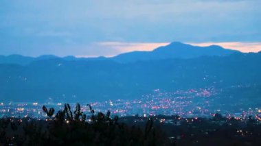 Güneşin doğuşu ve gecenin güzel manzarası dağ manzarası ve şehir orman ağaçları bulutları ve Orta Amerika 'daki San Jos ve Heredia Kosta Rika' nın doğası..