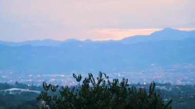 Güneşin doğuşu ve gecenin güzel manzarası dağ manzarası ve şehir orman ağaçları bulutları ve Orta Amerika 'daki San Jos ve Heredia Kosta Rika' nın doğası..