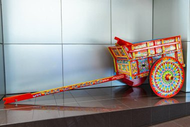 Orta Amerika 'da Rio Segundo Alajuela Kosta Rika' da saman taşımak için renkli eski Kosta Rika el arabası römorku.