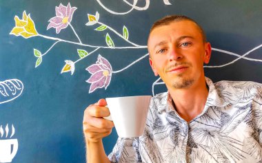 Orta Amerika 'da Alajuela Kosta Rika' da yakışıklı bir adam elinde kahve fincanı içiyor..