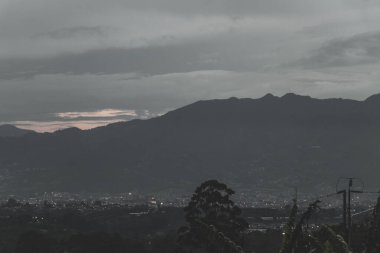 Güneşin doğuşu ve gecenin güzel manzarası dağ manzarası ve şehir orman ağaçları bulutları ve Orta Amerika 'da San Jose ve Heredia Kosta Rika' nın doğası..