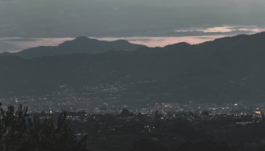 Güneşin doğuşu ve gecenin güzel manzarası dağ manzarası ve şehir orman ağaçları bulutları ve Orta Amerika 'da San Jose ve Heredia Kosta Rika' nın doğası..