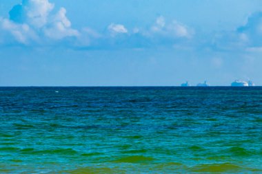 Playa del Carmen Meksika 'da berrak turkuaz mavi su dalgalarıyla muhteşem tropik Meksika Karayip plajı ve deniz manzarası deniz manzarası manzarası..