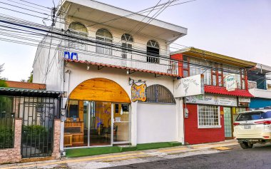 Trafik kaldırımları olan tipik cadde araba mağazaları ve Orta Amerika Alajuela Kosta Rika 'daki insanlar.