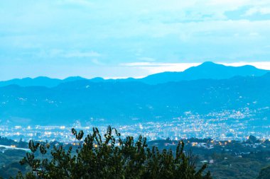 Güneşin doğuşu ve gecenin güzel manzarası dağ manzarası ve şehir orman ağaçları bulutları ve Orta Amerika 'da San Jose ve Heredia Kosta Rika' nın doğası..