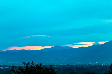 Güneşin doğuşu ve gecenin güzel manzarası dağ manzarası ve şehir orman ağaçları bulutları ve Orta Amerika 'da San Jose ve Heredia Kosta Rika' nın doğası..