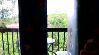 Orta Amerika 'daki Para Heredia Kosta Rika' da tropikal bahçe manzaralı ahşap bir evin kapısı..