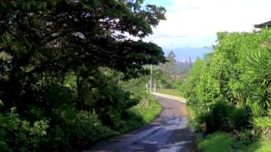 Orta Amerika 'daki Para Heredia Kosta Rika' da dağları olan doğal toprak ve orman boyunca köy yolu ve yolu..