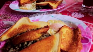 Orta Amerika 'daki Para Heredia Kosta Rika' da tipik Kosta Rika yemekleri, pirinç, muz, fasulye, fasulye ve ekmek..