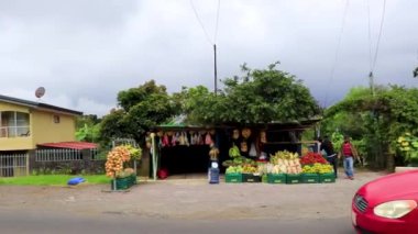 Orta Amerika 'da Heredia Kosta Rika' da dağları olan doğal toprak ve orman boyunca köy yolu ve caddesi..