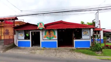 Orta Amerika 'daki Para Heredia Kosta Rika' daki kasaba, bar ve market süpermarketlerinden geçen köy yolu ve cadde..