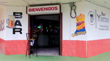 Orta Amerika 'daki Para Heredia Kosta Rika' daki kasaba, bar ve market süpermarketlerinden geçen köy yolu ve cadde..