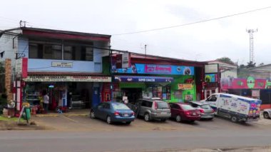 Orta Amerika 'daki Para Heredia Kosta Rika' daki kasaba, bar ve market süpermarketlerinden geçen köy yolu ve cadde..