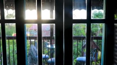 Orta Amerika 'daki Para Heredia Kosta Rika' da tropikal bahçe manzaralı ahşap bir evin kapısı..