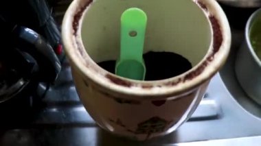 Orta Amerika 'daki Para Heredia Kosta Rika' da sabah kahve makinesiyle kahve yapıp hazırlıyorum..