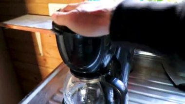 Orta Amerika 'daki Para Heredia Kosta Rika' da sabah kahve makinesiyle kahve yapıp hazırlıyorum..