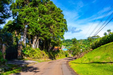 Orta Amerika 'daki Para Heredia Kosta Rika' da dağları olan doğal toprak ve orman boyunca köy yolu ve yolu..