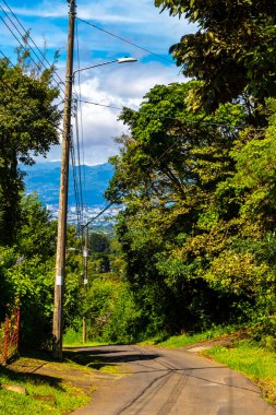 Orta Amerika 'daki Para Heredia Kosta Rika' da dağları olan doğal toprak ve orman boyunca köy yolu ve yolu..