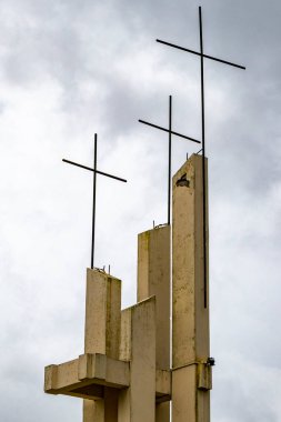 Orta Amerika 'da San Josecito, San Isidro Heredia Kosta Rika' daki Parroquia San Jose ya da San Josecito 'da inşa edilen karanlık fırtına bulutlarıyla kesişiyor..