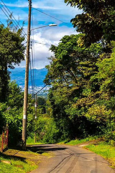 Orta Amerika 'daki Para Heredia Kosta Rika' da dağları olan doğal toprak ve orman boyunca köy yolu ve yolu..