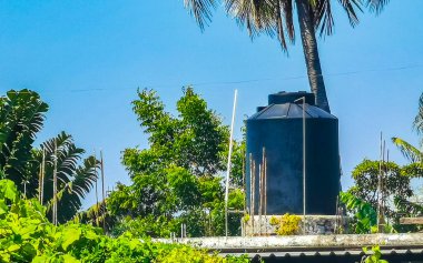 Zicatela Puerto Escondido Oaxaca 'nın çatısındaki su deposu..