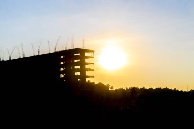 Zicatela Puerto Escondido Oaxaca Meksika 'da güneşin doğuşu veya batışıyla yıkım alanı inşaatı durduruldu..